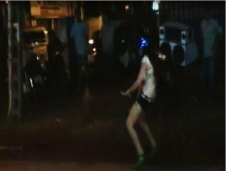 “Chân dài” nhảy khiêu dâm giữa phố để bán “kẹo”?